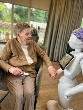 Liever een Zorgverlener of Sociale Robot op je oude dag?