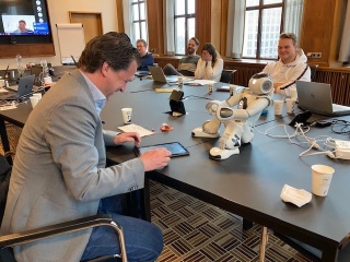 Wethouder Onderwijs gemeente Diemen neemt proef op de som met robot Hero